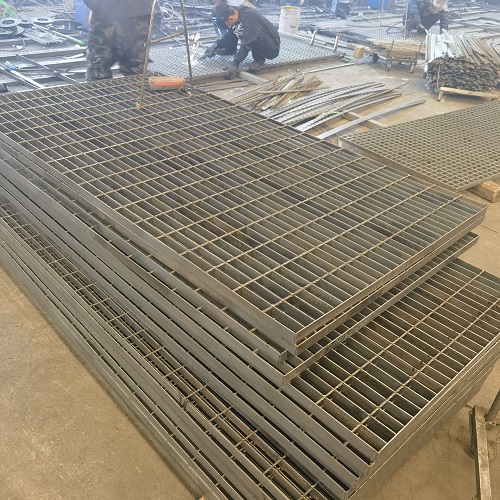 高空作業(yè)平臺(tái)專用鋼格板：安全承重設(shè)計(jì)全解析！
